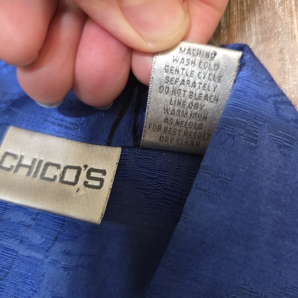 Chico's Shirt Women's Size 1 (US Medium) Blue Black Accents Monkey Elephant Silk - Picture 6 of 9